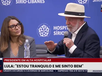 Lula "invade" coletiva de chapéu após alta e brinca: "Reivindico o direito de viver 120 anos"