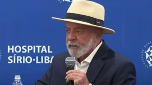 Lula "invade" coletiva de chapéu após alta e brinca: "Reivindico o direito de viver 120 anos"