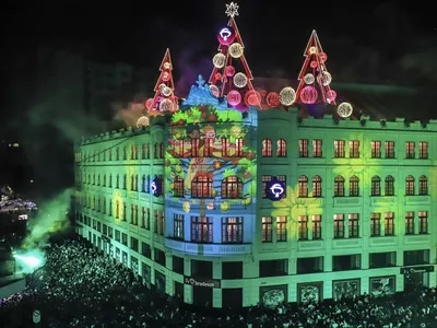 Multidão lota primeira noite de apresentação de Natal do Palácio Avenida