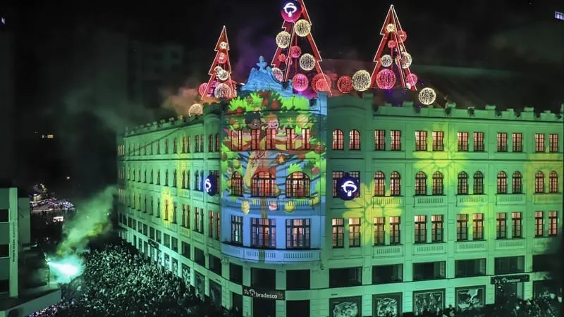 Multidão lota primeira noite de apresentação de Natal do Palácio Avenida