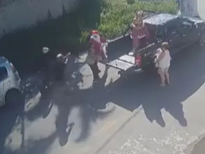 VÍDEO: Bandidos assaltam Papai Noel e ajudantes no Guarujá (SP)