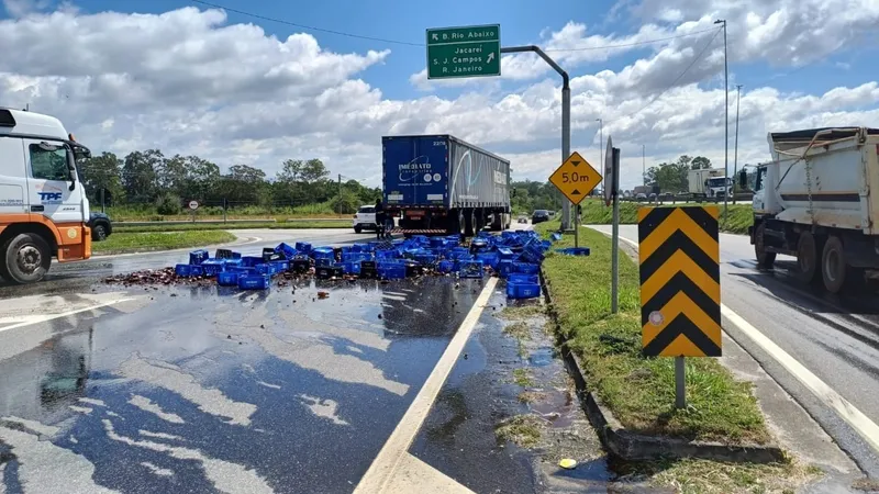 Carreta derruba carga de garrafas de cerveja em retorno da Dutra, em Jacareí