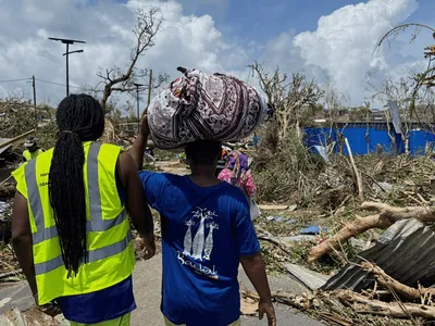 Sonia Blota: Macron visita ilha de Mayotte, devastada por ciclone, e promete reconstrução