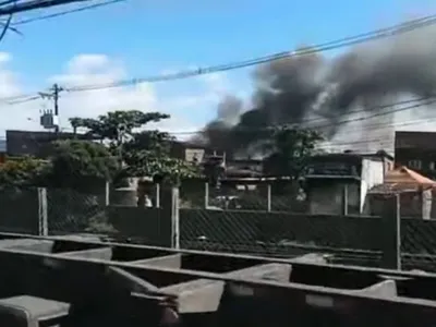 Incêndio de grandes proporções atinge comunidade em Cubatão (SP)