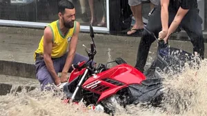 Motociclistas quase tiveram as motos arrastadas pela água na Rocinha