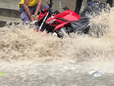 Motociclistas quase tiveram as motos arrastadas pela água na Rocinha