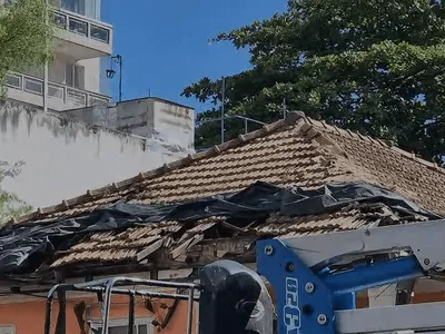 Árvore cai e destrói telhado de uma casa na Zona Norte do Rio