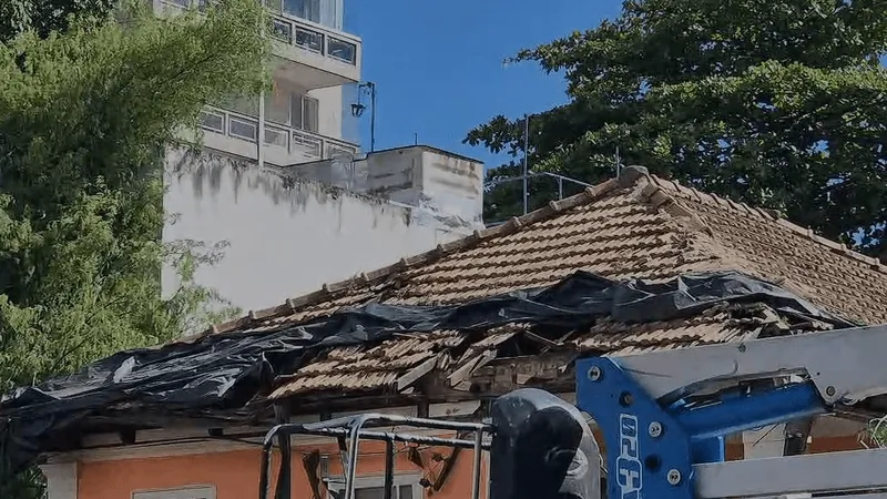 Árvore cai e destrói telhado de uma casa na Zona Norte do Rio