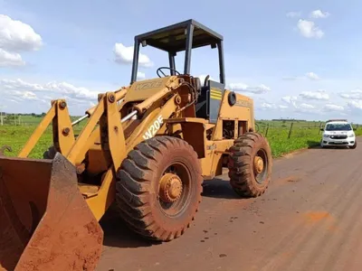 Criança cai dos braços do pai e acaba esmagada por uma máquina pá carregadeira