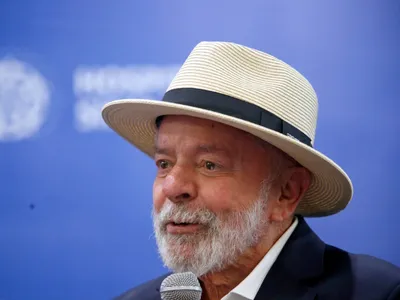 Lula deve adotar visual com chapéu pelos próximos meses após receber alta hospitalar; entenda