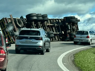 Carreta com carga de vidro tomba e causa lentidão na rodovia Carvalho Pinto em Taubaté