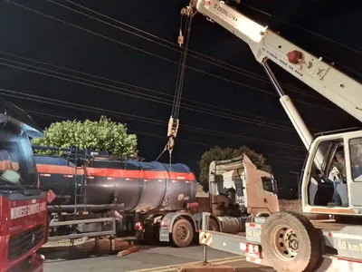 Asfalto cede e carreta carregada com combustível tomba em Bauru