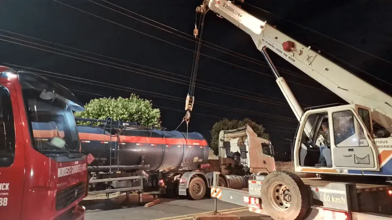 Asfalto cede e carreta carregada com combustível tomba em Bauru