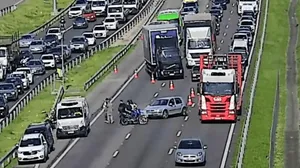 Acidente interdita duas faixas na Rodovia D. Pedro I e causa 4 km de lentidão