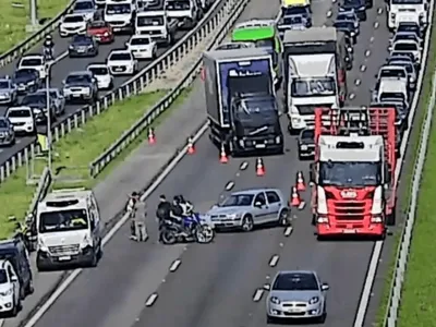 Acidente interdita duas faixas na rodovia D. Pedro I e causa 4 km de lentidão