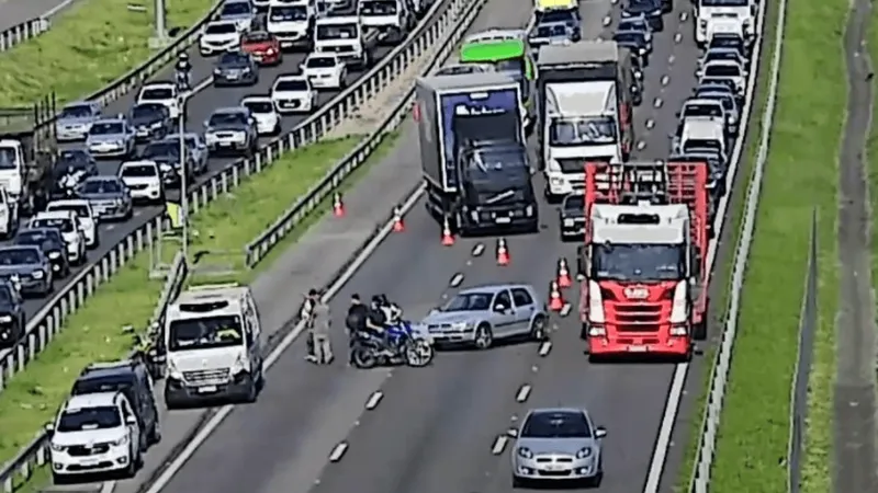 Acidente interdita duas faixas na Rodovia D. Pedro I e causa 4 km de lentidão