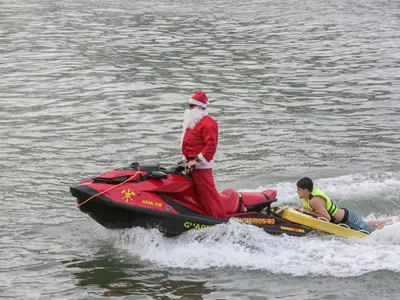 Papai Noel dos Bombeiros resgata três banhistas na Praia de Copacabana