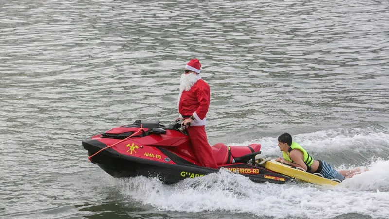 Papai Noel dos Bombeiros resgata três banhistas na Praia de Copacabana