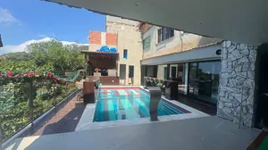 Polícia encontra casa de traficante com piscina e vista panorâmica na Rocinha