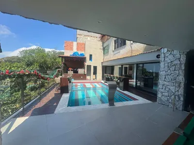 Polícia encontra casa de traficante com piscina e vista panorâmica na Rocinha