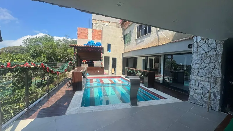 Polícia encontra casa de traficante com piscina e vista panorâmica na Rocinha