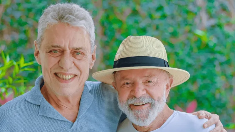 Lula recebe visita de Chico Buarque em sua casa em SP: ‘Sempre uma alegria’