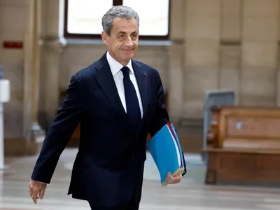 Sarkozy, ex-presidente da França, é condenado a usar tornozeleira eletrônica