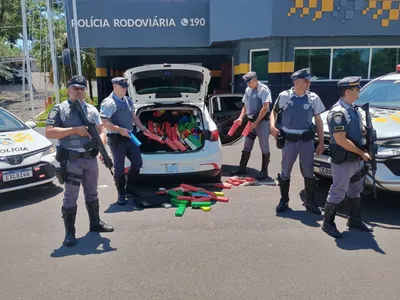 Polícia apreende carro com vários tabletes de maconha e cocaína