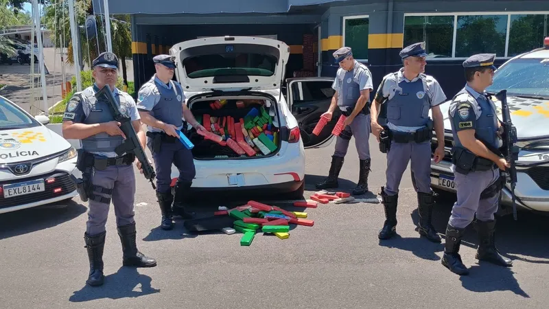 Polícia apreende carro com vários tabletes de maconha e cocaína