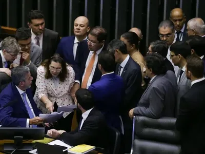 Câmara aprova PL que aumenta arrecadação em R$ 16,8 bi em 2025; texto vai ao Senado