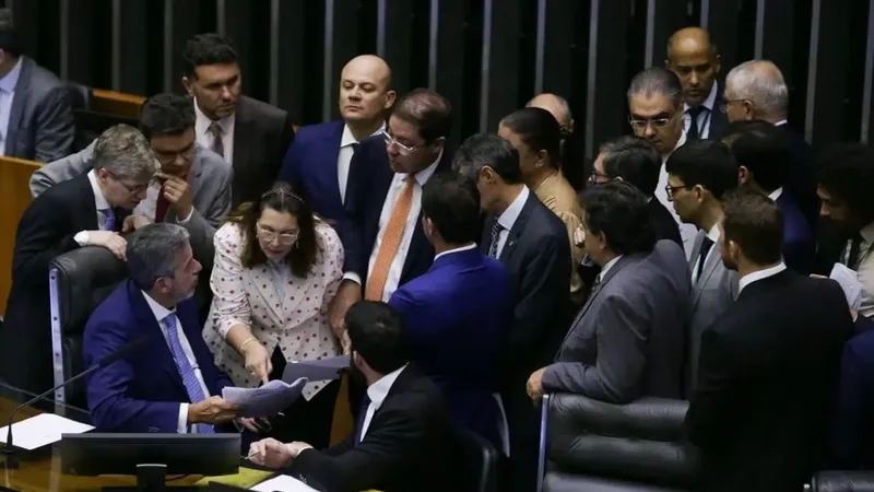 Câmara aprova PL que aumenta arrecadação em R$ 16,8 bi em 2025; texto vai ao Senado