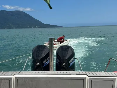 Dupla é resgatada pelos bombeiros após barco capotar em praia de São Sebastião (SP), veja vídeo