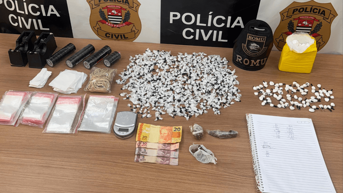 Polícia identifica imóvel usado para tráfico de drogas e prende dois