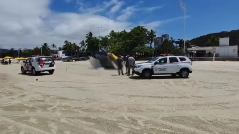 Turista é morto com tiros na cabeça na frente da namorada em praia do Guarujá, litoral de SP