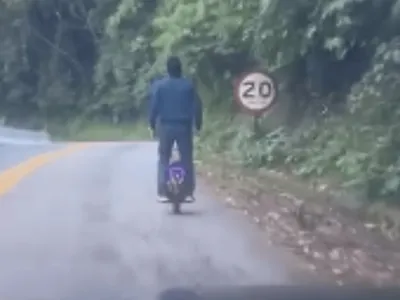 Homem desce serra da Oswaldo Cruz em monociclo elétrico e sem capacete; veja vídeo