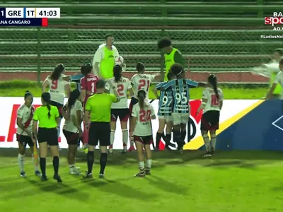 Gesto racista e briga generalizada entre jogadoras e gandulas encerra jogo entre Grêmio e River