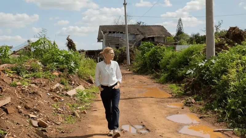 Atriz Cate Blanchett visita o Rio Grande do Sul e conhece as cidades afetas pelas enchentes