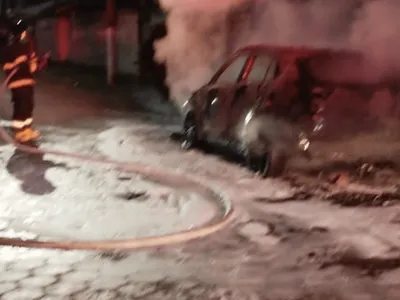 Carro pega fogo e mobiliza Corpo de Bombeiros em Caraguatatuba