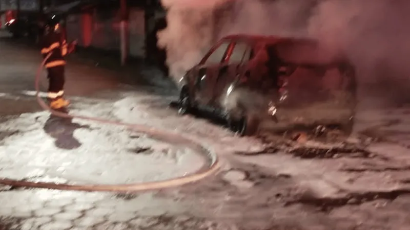 Carro pega fogo e mobiliza Corpo de Bombeiros em Caraguatatuba