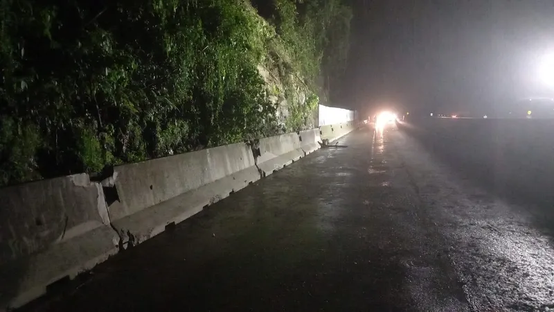 BR-277 sentido Litoral é totalmente liberada no km 43 após bloqueio por queda de pedras