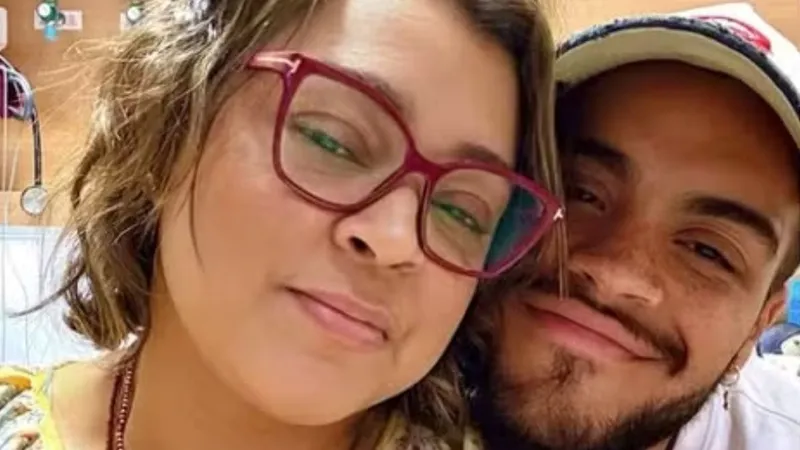 Filho de Preta Gil posta foto de mãos dadas com cantora após cirurgia: "Ela é uma guerreira"