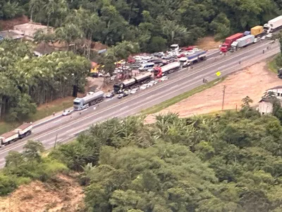 BR-277 litoral é liberada após explosão de caminhão bloquear dois sentidos da rodovia