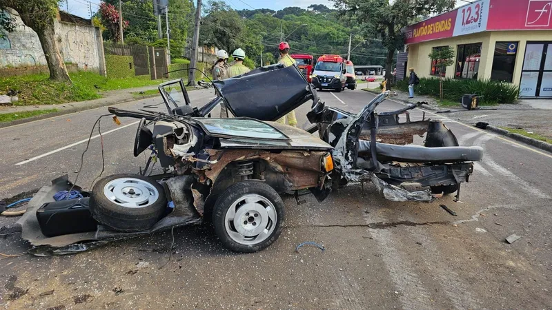 Carro se desintegra em acidente e jovens ficam gravemente feridos em Curitiba