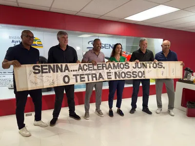 Faixa que homenageou Senna na Copa de 1994 é entregue à família do piloto