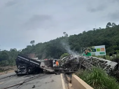 Comandante do Corpo de Bombeiros de MG sobre ônibus que colidiu com carreta: "Estava lotado"