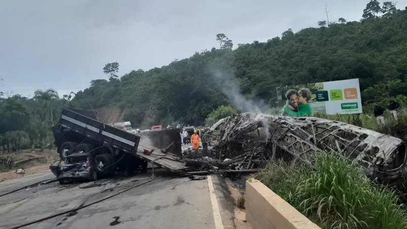 Colisão entre ônibus com 45 passageiros e carreta na BR 116, em MG, deixa vários mortos