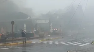 Avião de pequeno porte cai em cima de loja na região central de Gramado (RS)