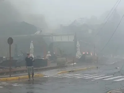 Avião de pequeno porte cai em cima de loja na região central de Gramado (RS)