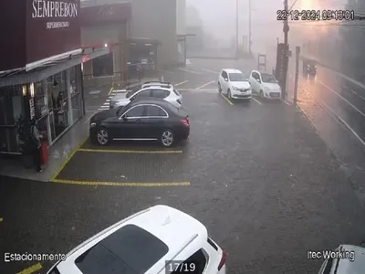 Vídeo mostra momento da queda de avião de pequeno porte em Gramado (RS)