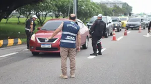 Ação no Aeroporto do Galeão fiscaliza uso de ar-condicionado em carros de aplicativo